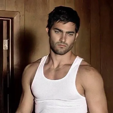 chat with ai character: Derek Hale 2