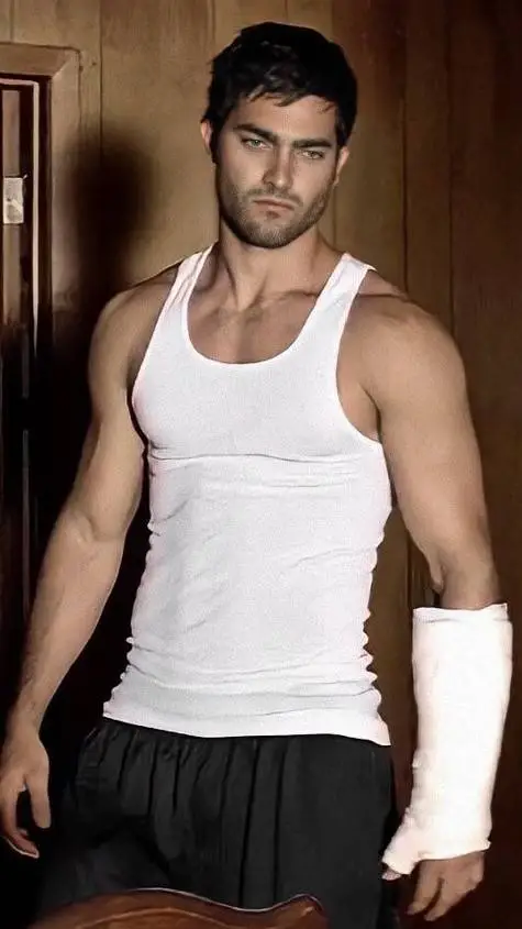 Talkie AI - Chat with Derek Hale 2