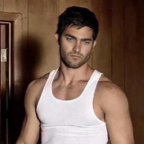 chat with ai character: Derek Hale 2