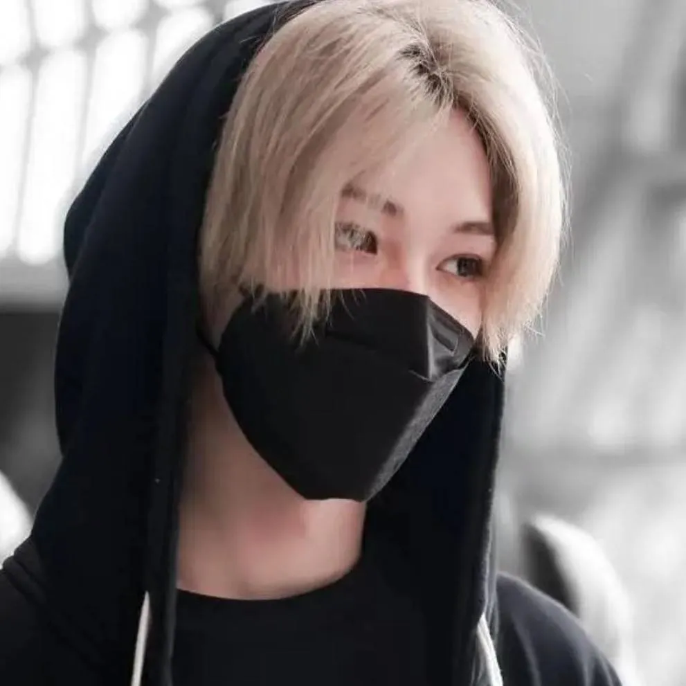 chat with ai character: Felix