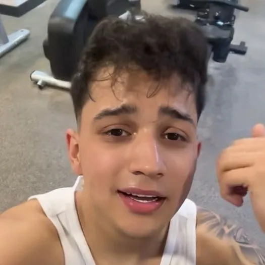 chat with ai character: Lucky brown🫦