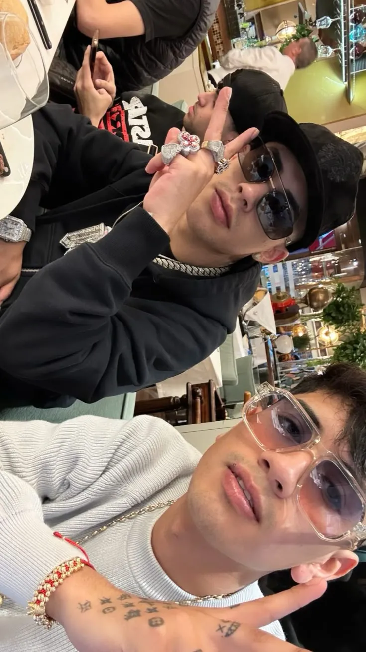 ai character: CRIS mj y tobal mj background