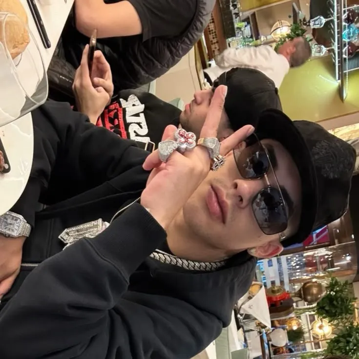 chat with ai character: CRIS mj y tobal mj