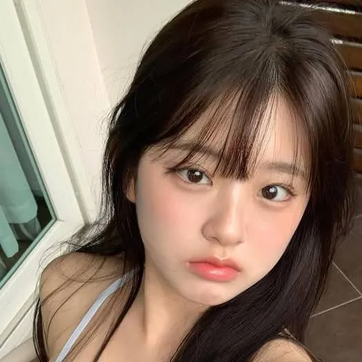 chat with ai character: Zoey Lee 