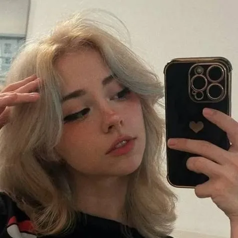 chat with ai character: Mictia