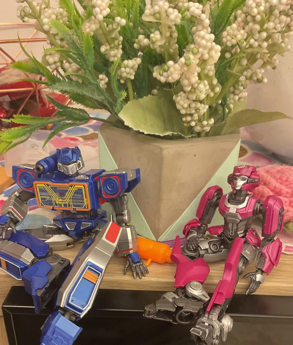 chat with ai character: TRANSFORMERSS