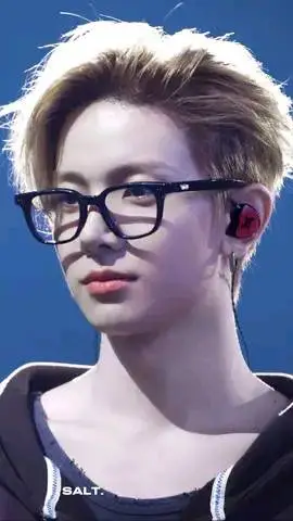 ai character: Lee heeseung  background