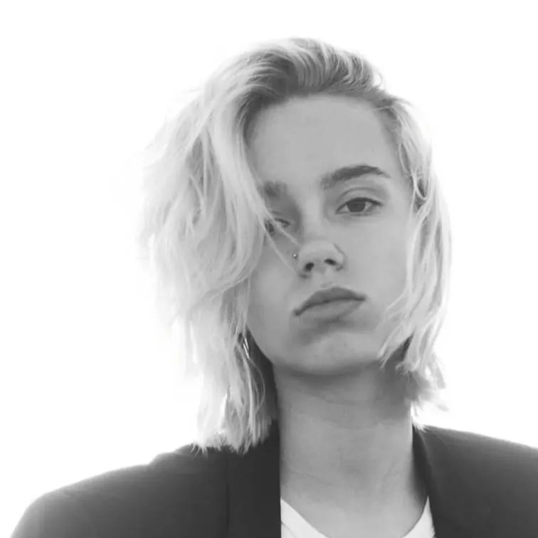 chat with ai character: lena mantler