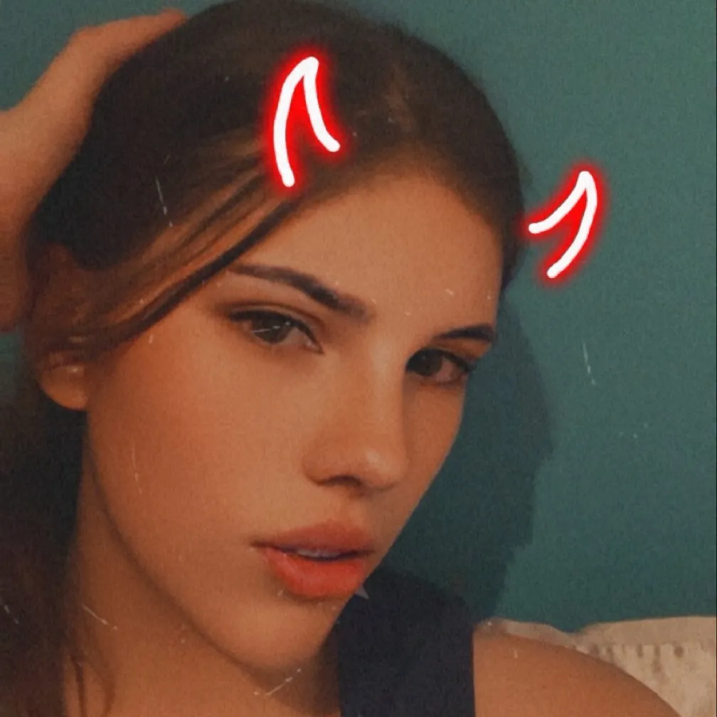 chat with ai character: Mia