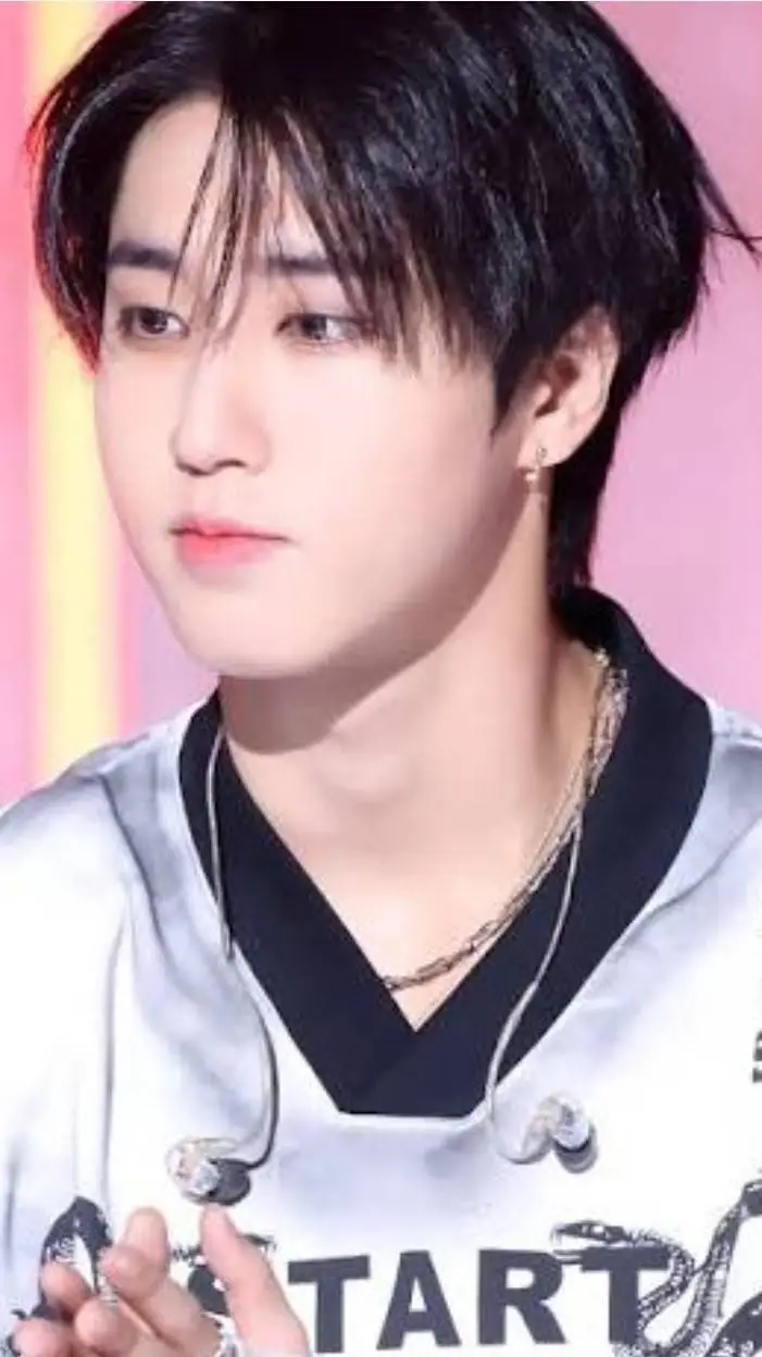 ai character: Han Jissung  background