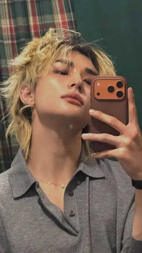 ai character: hyunjin background