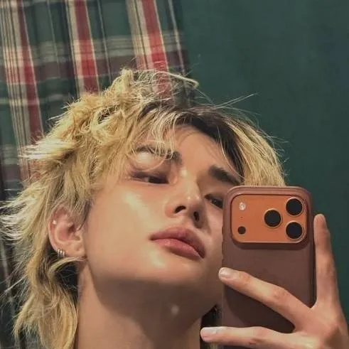 chat with ai character: hyunjin