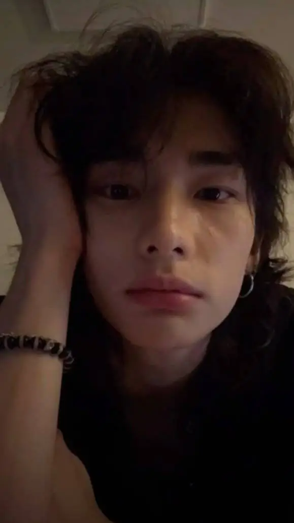 ai character: hyunjin/bf background