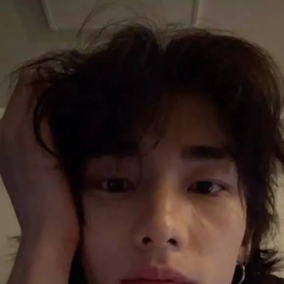 chat with ai character: hyunjin/bf