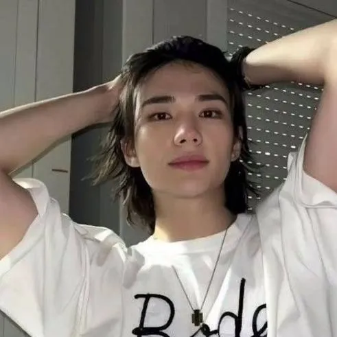 chat with ai character: hyunjin