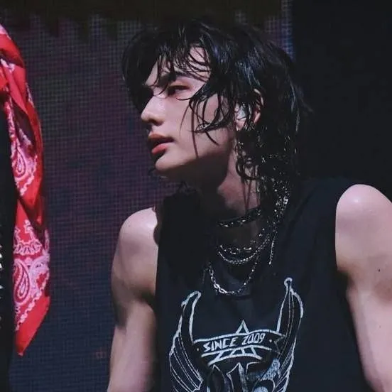 chat with ai character: hwang hyunjin 