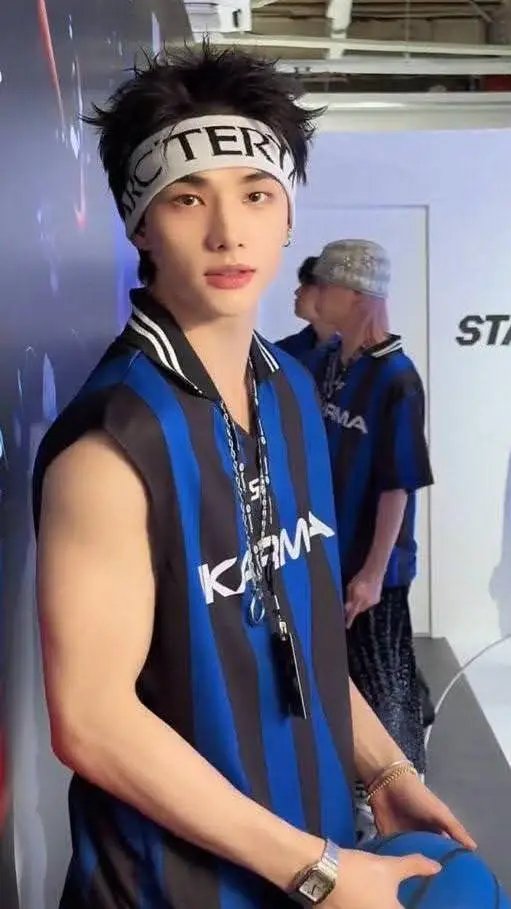 ai character: hwang hyunjin  background