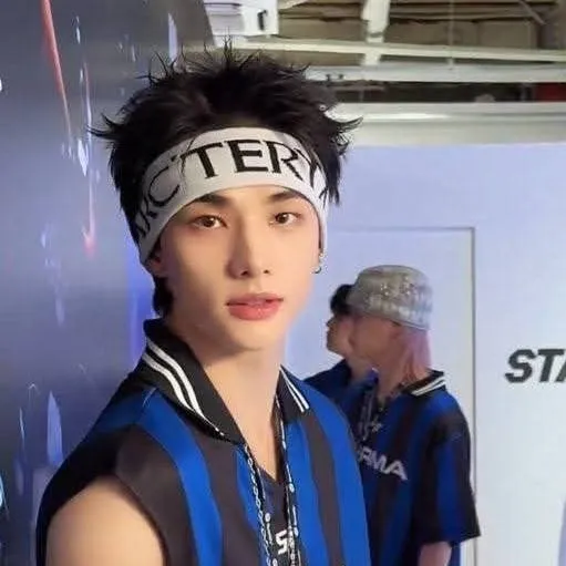 chat with ai character: hwang hyunjin 