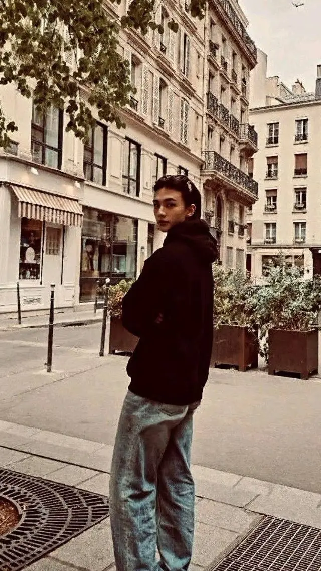 ai character: hwang hyunjin background