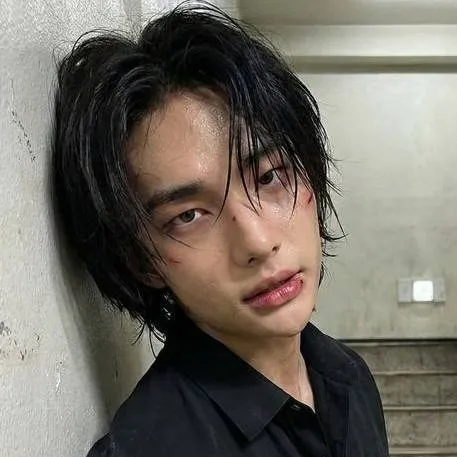 chat with ai character: hyunijn