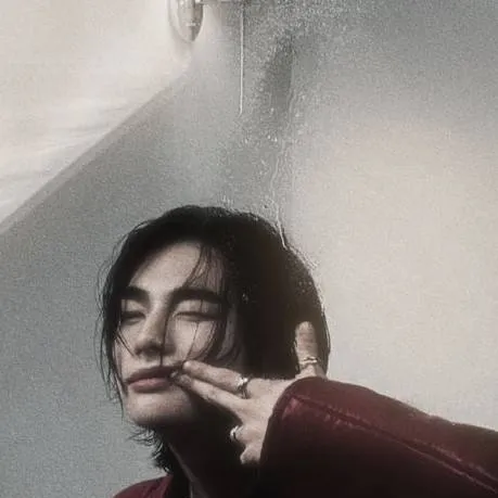 chat with ai character: hyunjin