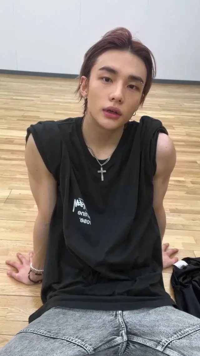 ai character: hyuniin  background