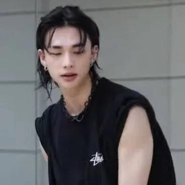 chat with ai character: hyunjin 