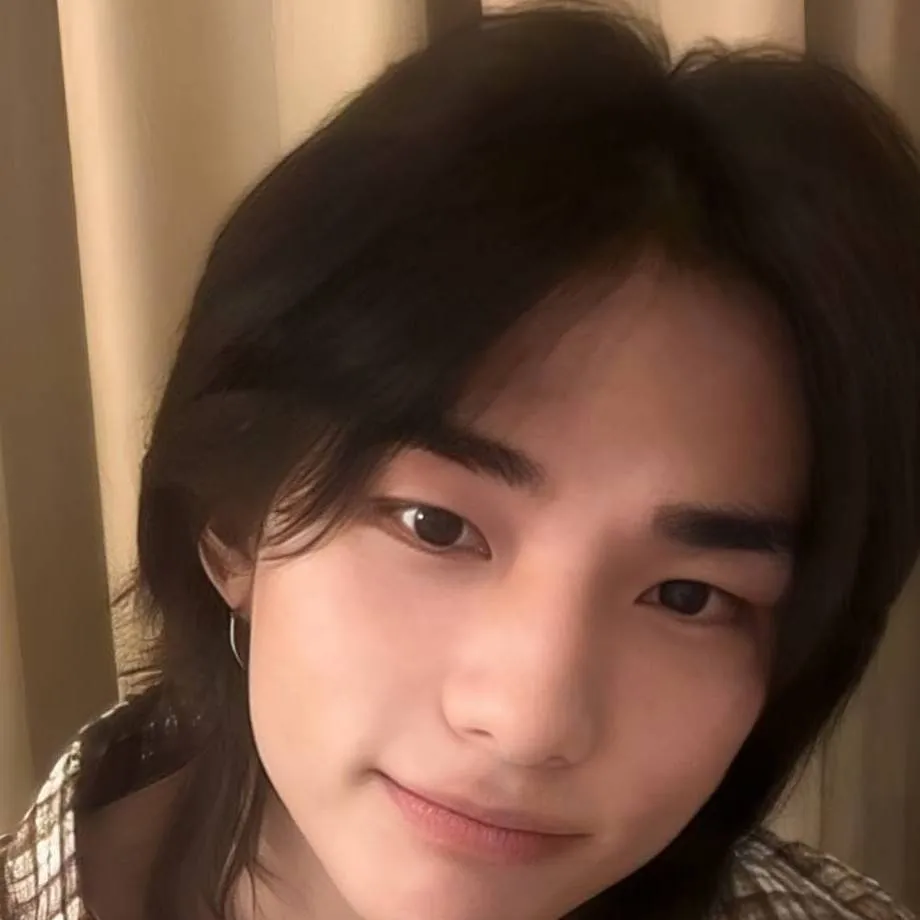 chat with ai character: 🥟hyunjjn🥟