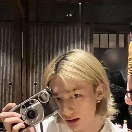 chat with ai character: Hyunjin 