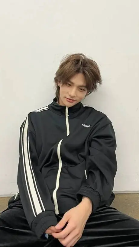 ai character: hyunjin  background