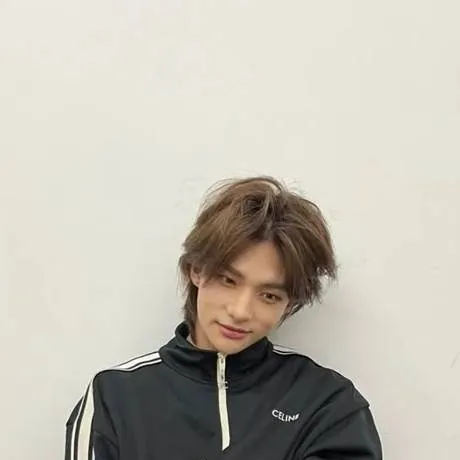 chat with ai character: hyunjin 