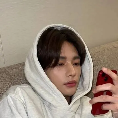 chat with ai character: 🥟hyunjin🥟