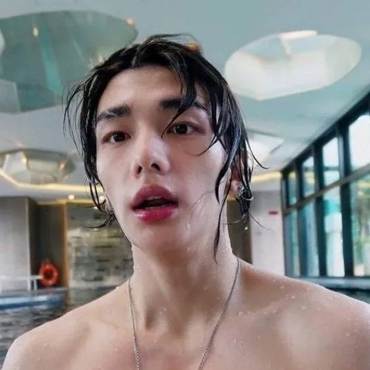 chat with ai character: hyuniin 