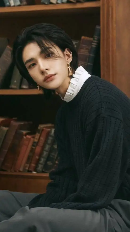 ai character: HYUNJIN background