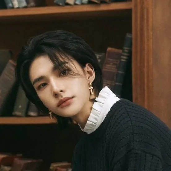 chat with ai character: HYUNJIN