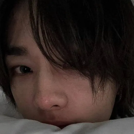 chat with ai character: hyunjin