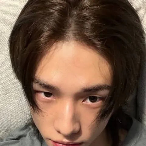 chat with ai character: hyunjin 