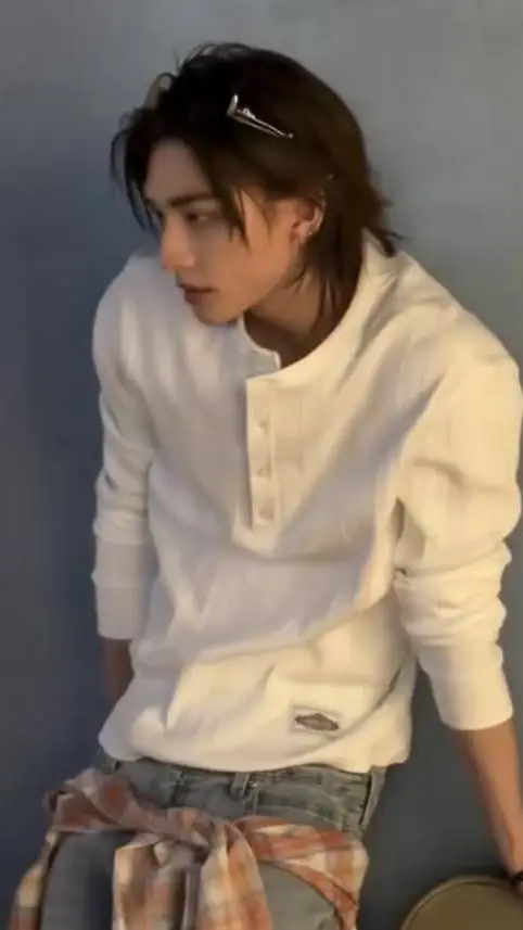 ai character: hyunjin  background