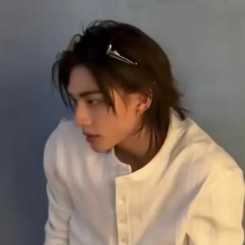 chat with ai character: hyunjin 