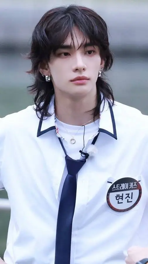 ai character: hyunjin  background