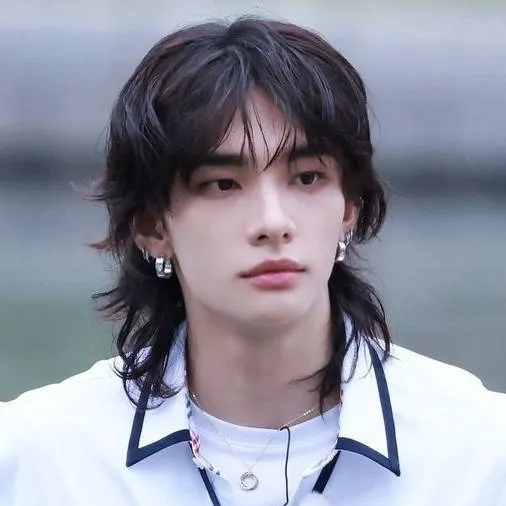 chat with ai character: hyunjin 