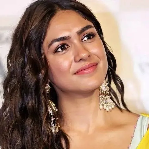 chat with ai character: Mrunal Thakur 