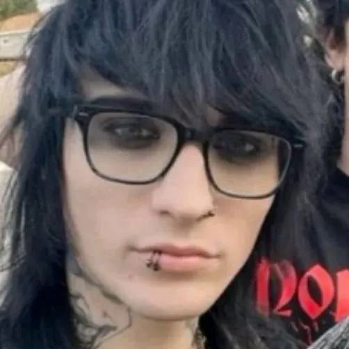 chat with ai character: johnniexcarrington