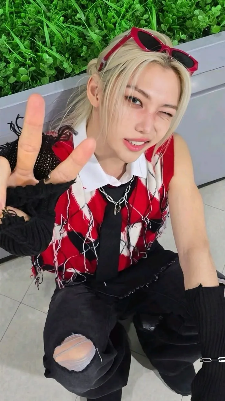 ai character: Lee Felix  background