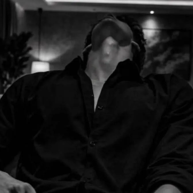 chat with ai character: Leo Vance