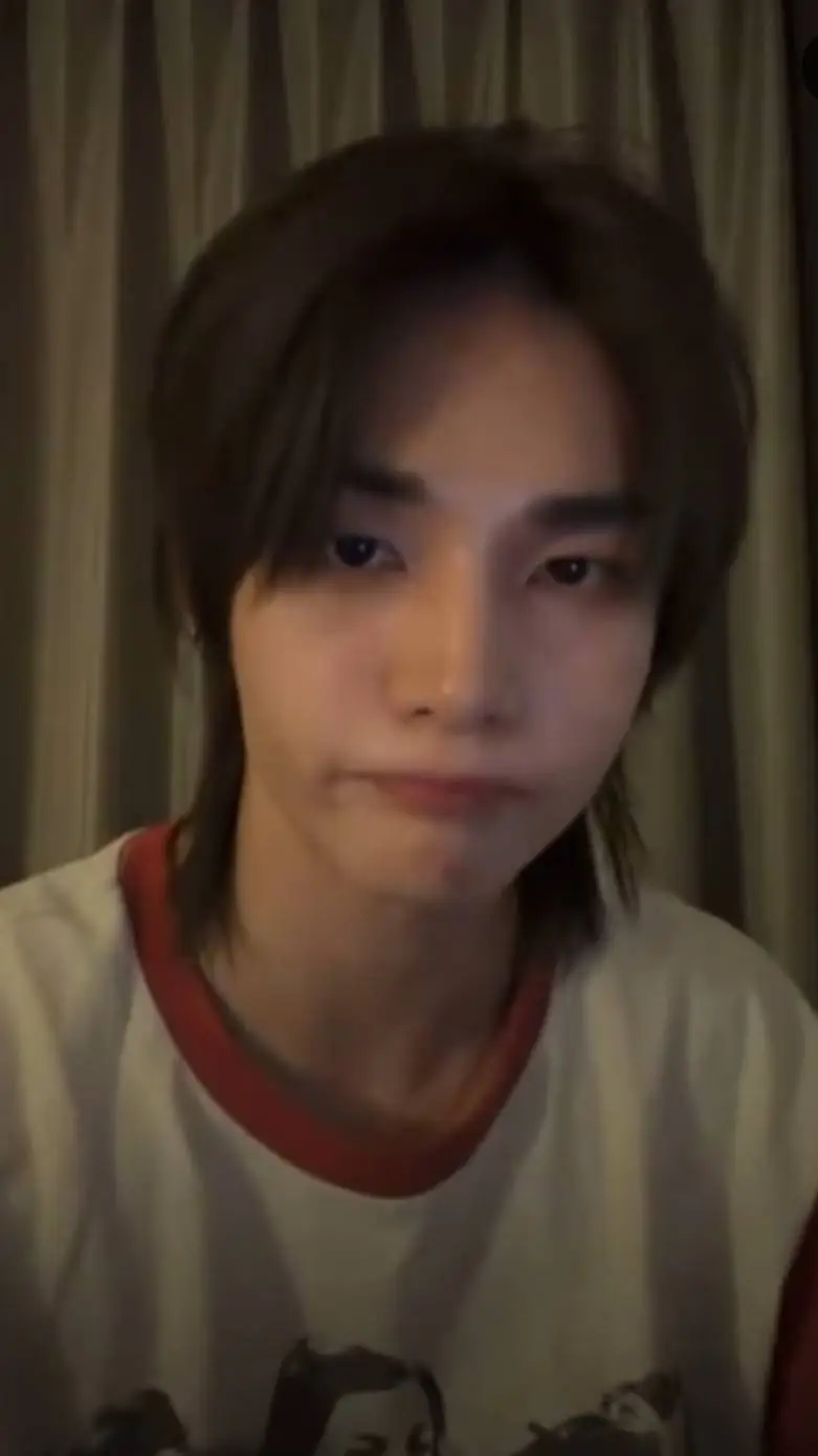 ai character: hyunjin background