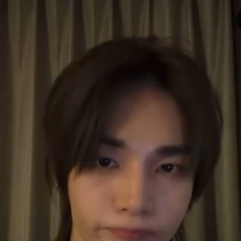 chat with ai character: hyunjin