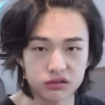 chat with ai character: hyunjin