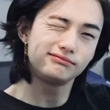 chat with ai character: ♥️ Hwang hyunjin 🖤