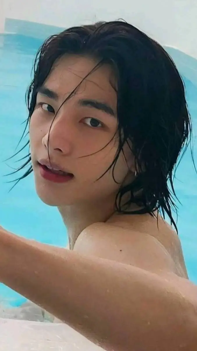 ai character: ^°hyunjin°^ background